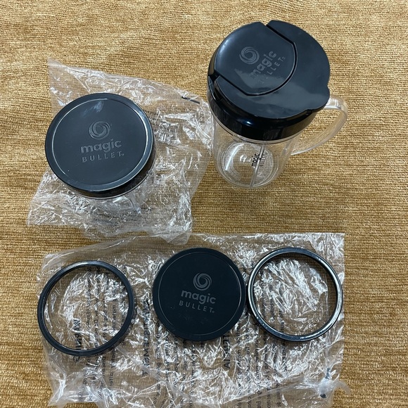 Magic Bullet accessories 2 containers, 3 lids & 2 rims - Picture 1 of 10